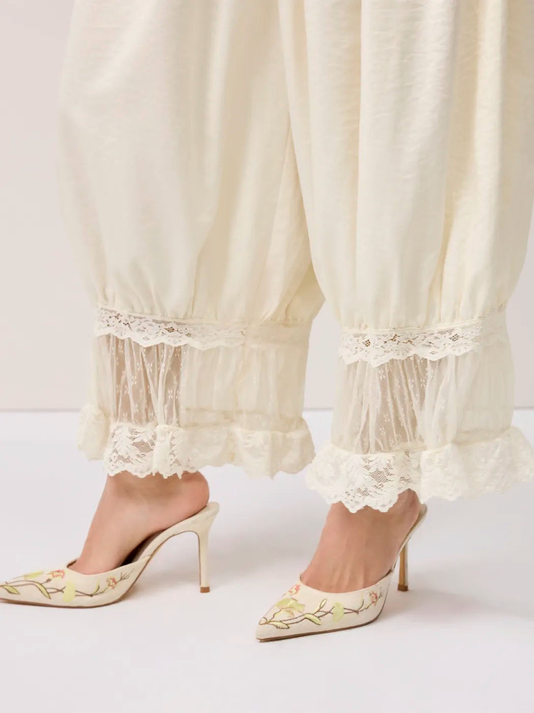 Lacy - Conjunto de blusa de encaje y pantalón corto bombacho
