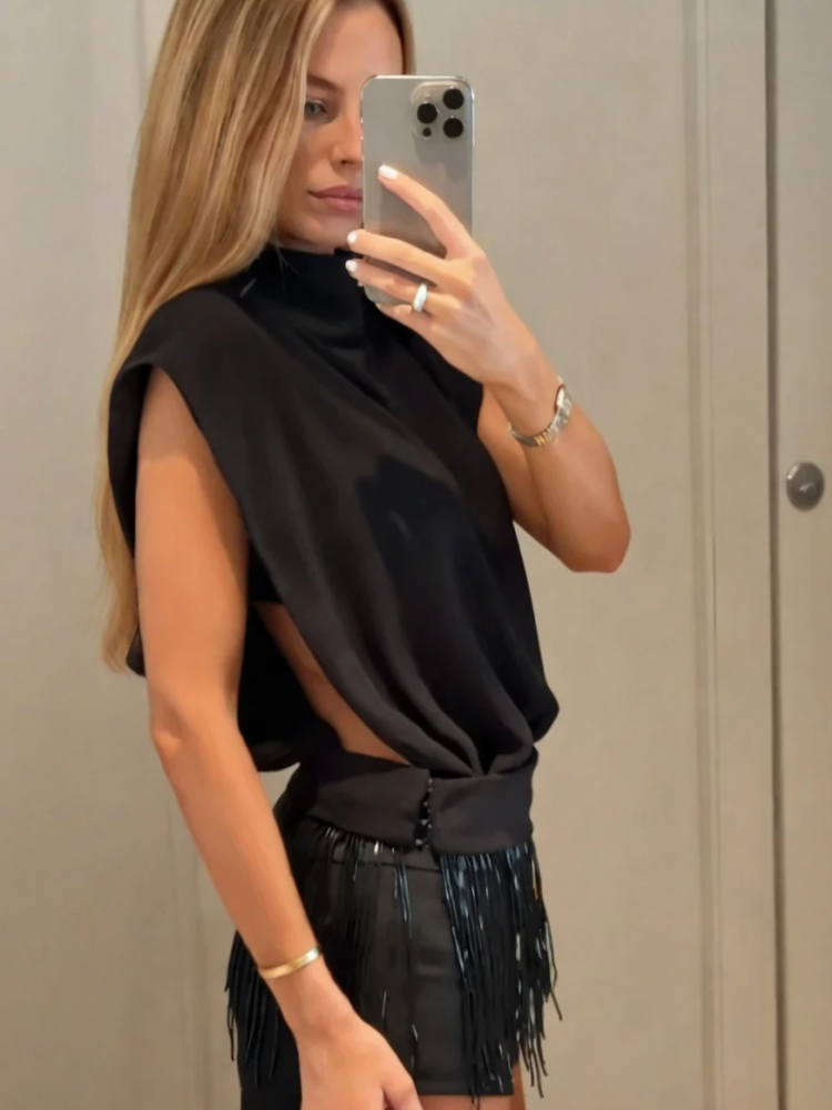 Devora - Conjunto negro de top de cuello alto con aberturas, flecos y pantalón corto