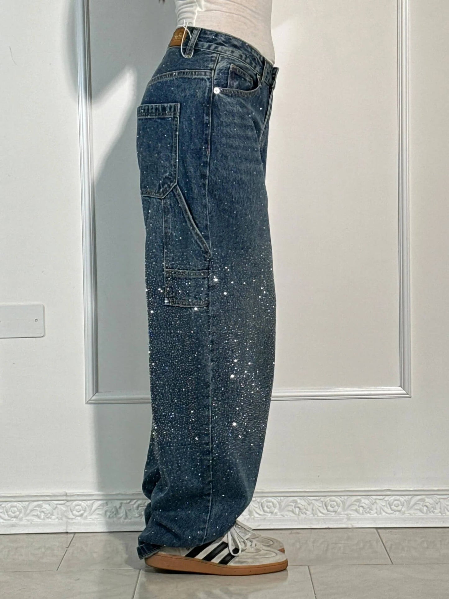 Vaquero ancho estilo carpenter con acabado brillante