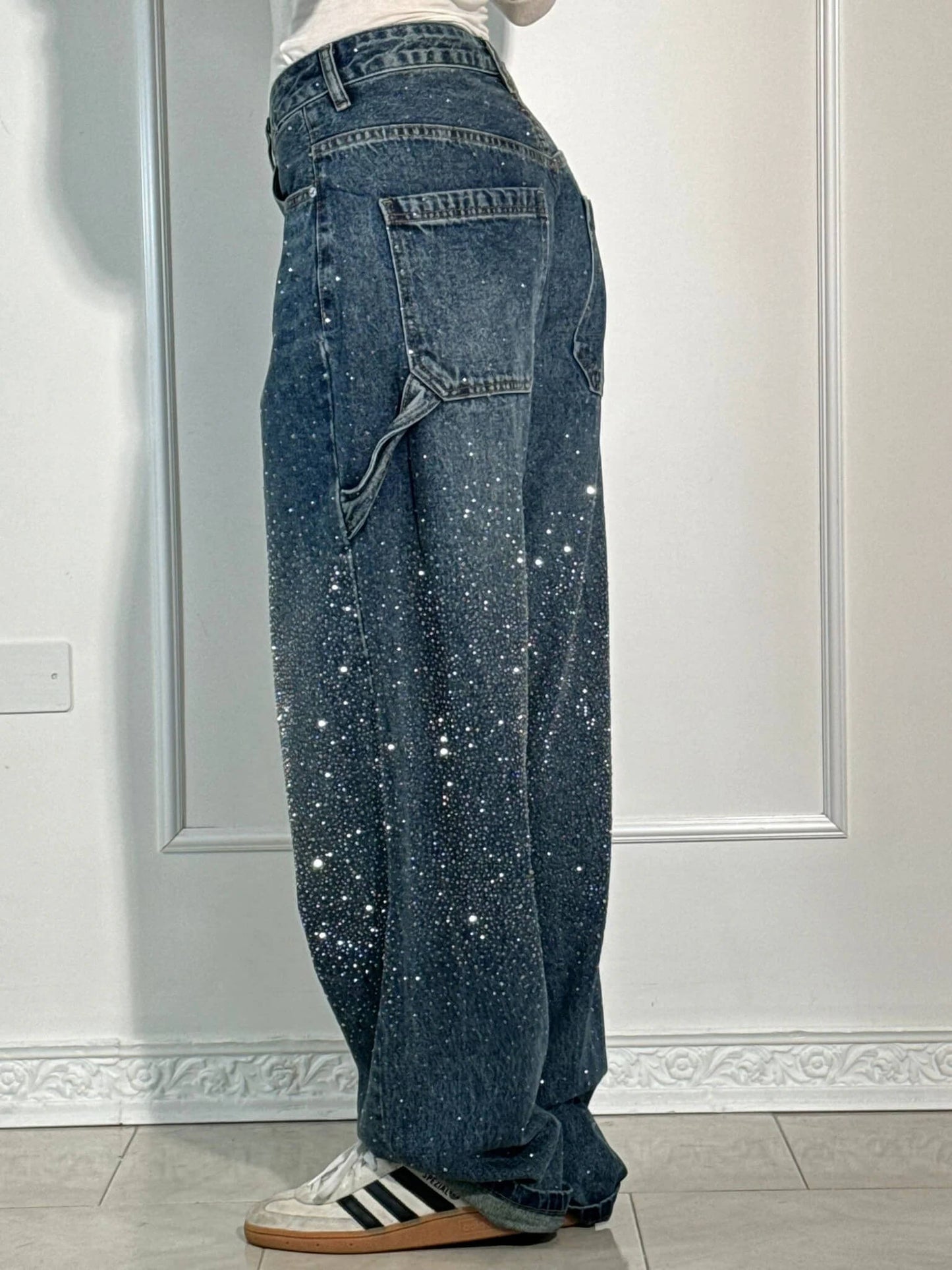 Vaquero ancho estilo carpenter con acabado brillante