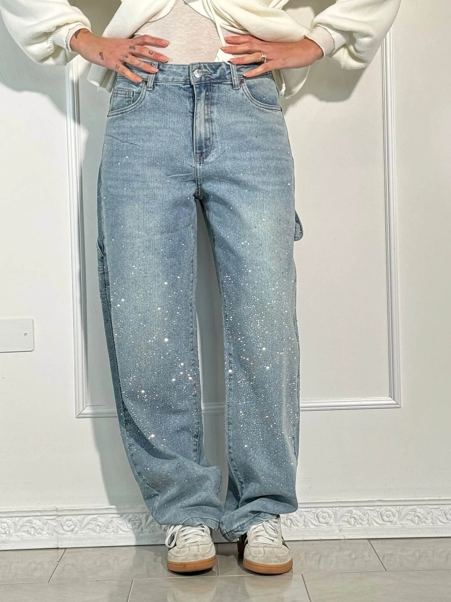 Vaquero ancho estilo carpenter con acabado brillante