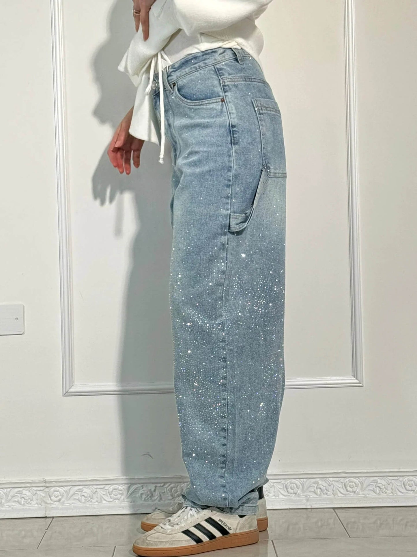 Vaquero ancho estilo carpenter con acabado brillante