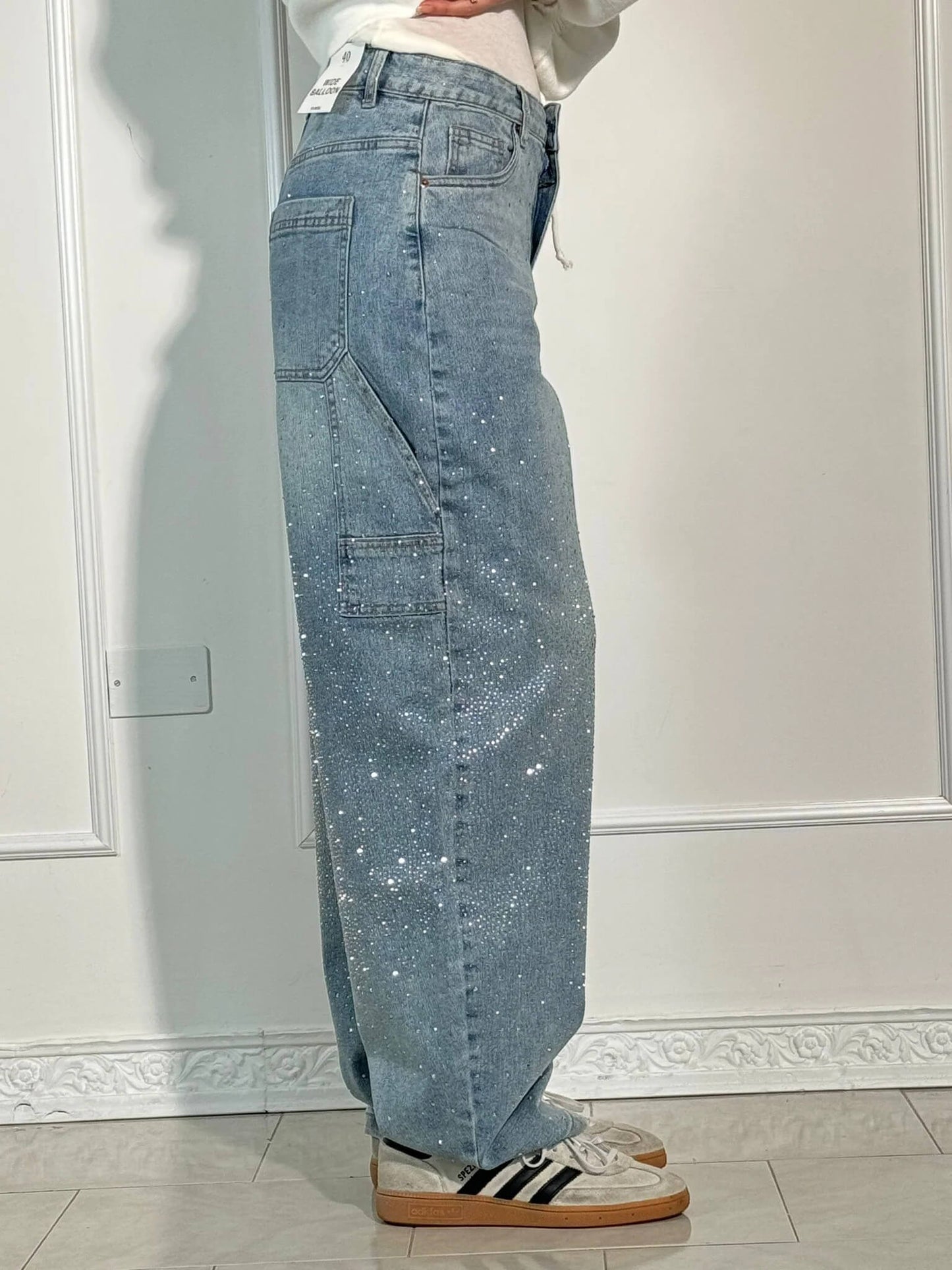Vaquero ancho estilo carpenter con acabado brillante