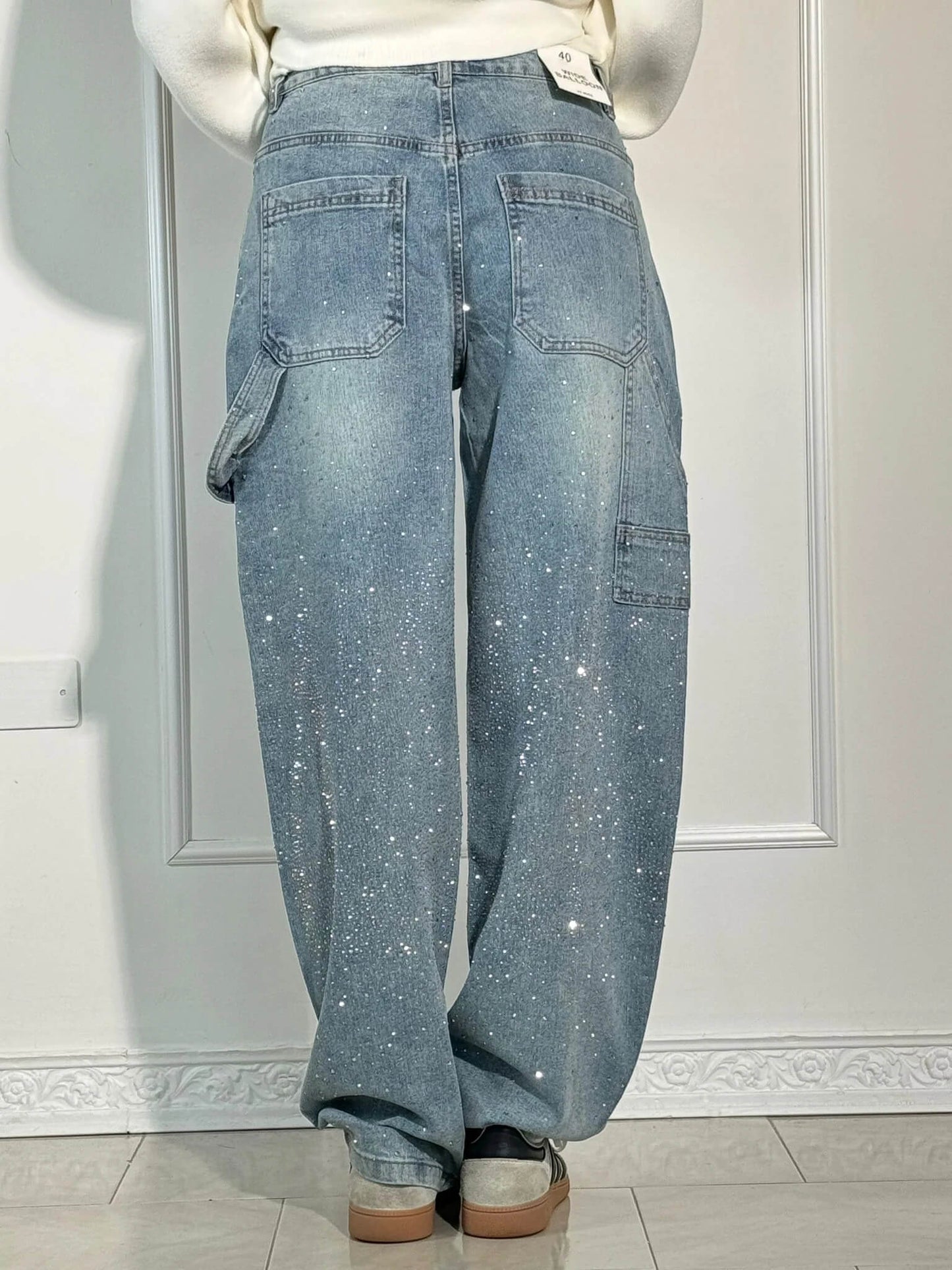 Vaquero ancho estilo carpenter con acabado brillante